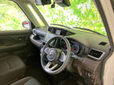 前席まわりには運転席と助手席、メーターや中央の画面がまとまって配置されています。窓からの見通しもよく、運転席と助手席それぞれの空間を確認できます。