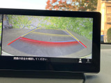 後方の映像とガイドラインを画面で確認でき、駐車時の位置合わせをサポートします。周囲の安全を目視でも確かめながら、車庫入れや駐車を落ち着いて行えます。