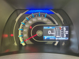 中央の速度計と隣接する情報表示が見やすく、走行中に必要な車両情報を確認しやすい構成です。表示のまとまりがよく、運転に集中しながら状況を把握したい方にも便利です。