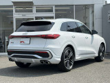 【サンルーフ装備】Audiは、流れるウィンカー、リアの横幅を強調する水平基調のデザインで、安定感・ワイド感を演出しております。