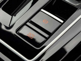 スイッチひとつで作動するエレクトロニックパーキングブレーキ。オートホールド機能で停止時のドライバー負担を軽減します。