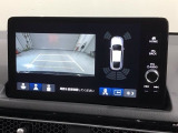 リバースギアに入れるだけで後方の表示へ切り替わります。夜間や雨の日の駐車も楽になりますよ。
