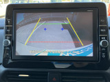後方の様子を画面で確認できるバックモニターを装備。ガイド表示を目安に駐車位置を確認でき、車庫入れや駐車場での後退時に周囲の安全確認をサポートしてくれます。