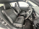 前席はセパレートタイプ!小物入れを兼ねたひじ掛け付で長時間の運転に重宝します!