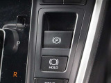 「HOLD」スイッチを押し、システムONの状態にしておくことで、渋滞や信号待ちなどでブレーキを踏んで停車した時にブレーキを保持。アクセルを踏むと解除されます。
