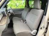 前席は明るい色合いのシートで、座面や背もたれにゆとりを感じる形状です。運転席から前方を見渡しやすく、乗員が落ち着いて過ごせるシンプルな室内となっています。