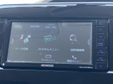 画面に表示されるメニューから、音源の切り替えや目的地検索などを選べます。項目が画面上に整理されているため、目的の機能を確認しながら使いやすいナビ・オーディオです。