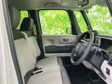 明るい色合いのシートと大きく開けた窓で、運転席まわりにすっきりとした印象が広がります。前方や側方を確認しやすく、座面もゆったりとした形で日々の移動を支えます。