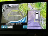 後方の映像と車両周囲の俯瞰表示を画面で確認でき、駐車時の周囲確認を助けます。ガイド線も表示されており、限られたスペースでの取り回しや後退時に便利です。