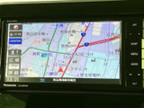 道路や周辺施設が地図上に表示され、現在地周辺の確認や目的地探しに役立ちます。地図の拡大縮小など画面上の案内も見やすく、外出先でのルート確認に便利です。