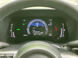 速度や各種車両情報をひと目で確認しやすいメーター表示です。必要な情報が画面内にまとめられており、運転中も視線の移動を抑えて確認しやすい配置です。