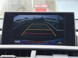 後方の様子と進行位置の目安が画面に表示され、駐車時の確認をサポートします。車両周辺を直接目視することと併せて活用でき、日常の駐車をより心強く感じていただけます。