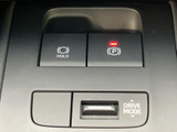 駐車時に使うホールドやパーキングのスイッチに加え、走行モードの切り替えも手元にまとまっています。表示がそれぞれ見やすく、日常の運転で必要な機能を確認しやすい構成です。