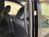 両側スライドドアから乗り込みし易い大型アシストグリップ付き車両です。