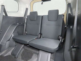 便利な5:5分割可倒式シートです。収納と乗車人数のバランスに優れています♪荷物の大きさに応じたラゲージスペースをフレキシブルに作り出せるので、シーンに応じた使い方ができます♪
