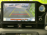 後方の映像とガイドラインが画面に表示され、駐車時に車両周辺を確認する際に役立ちます。目視での安全確認とあわせて使えるため、駐車が苦手な方にも心強い装備です。