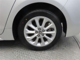 車両のデザインにマッチした純正アルミホイールを装着しています。