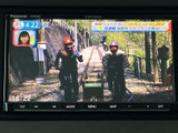 テレビ番組を停車中に視聴でき、休憩時間や待ち時間を過ごす際にも便利です。画面で映像を楽しめる装備が、車内でのひとときを彩ります。