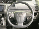 【純正革巻きステアリング】上質な革を使用することで、手にしっかり馴染みとても運転しやすいハンドルです♪
