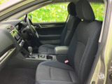 前席は運転席と助手席が並び、シートやヘッドレストの形状も確認しやすい空間です。前方の視界が広く、落ち着いた色合いで日常使いにも馴染みます。