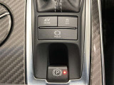 停車時にブレーキを踏むとそのまま保持してくれるブレーキホールド!シフトをPポジションに入れると自動で作動しブレーキを踏みながらDポジションに入れると解除されるオート機能付き。