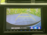 周囲の状況を確認しながら駐車をサポートする画面を備えています。表示内容が見やすく、駐車時の確認に役立つ装備です。日常の車庫入れや狭い場所での駐車など、さまざまな場面で活用いただけます。