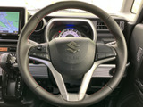 手元に複数のスイッチを備え、運転姿勢を大きく変えずに各種操作へアクセスできます。握りやすい形状で、メーターやナビ画面も視線の先に収まり、日々の運転を支えます。