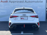 Audiのリヤディフューザーは、車両の後方での空気の流れを整え、乱流を減少させることで、走行安定性を向上させます。またスポーティで洗練された外観を提供し、全体のスタイルに一体感を持たせます。