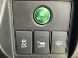 運転席まわりに複数のスイッチが集約され、走行時に必要な装備を手元で確認できます。表示やマークを見分けやすく、状況に応じた機能の選択をしやすい配置です。