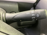 レバー上の表示が見やすく、必要な機能を目で確認しやすい仕様です。手元で扱いやすい位置に備わっており、運転中も周囲の状況に気を配りながら操作できます。日々の運転に便利です。