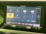 AVメニューにはディスクやラジオ、Bluetooth Audio、USBなどの選択肢が並び、使いたい音源を画面から選べます。項目が整理されており、日々の移動に合わせて音楽を楽しめる装備です。