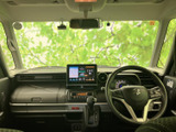 前方の視界が広く、運転席から周囲の様子を確認しやすい開放的な室内です。座席はゆったりとした形状で、助手席側にも広い空間を確保。落ち着いた色合いで、毎日の移動にもなじみやすい雰囲気です。