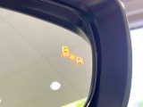 【ブラインドスポットモニター】走行中、ドアミラーの死角になりやすい箇所に後続車が接近するとサイドミラー付近に警告を表示、ドライバーに注意喚起をしてくれます。