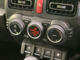 【オートエアコン】一度お好みの温度に設定すれば、車内の温度を検知し風量や温度を自動で調整。暑い&hellip;寒い&hellip;と何度もスイッチ操作をする必要はありません。快適な車内空間には必須の機能ですね♪