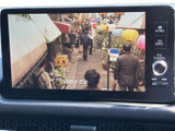 画面にテレビ番組が表示され、停車中に映像を視聴して過ごせます。大きく見やすい画面で、休憩時間や待ち合わせの合間にも楽しめる装備として活用できます。