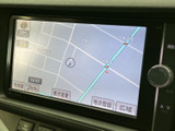 地図上に現在地や周辺の道路が表示され、目的地までのルート確認に役立ちます。表示切替や地点登録などの項目も画面から選べるため、日々のお出かけに活用できます。