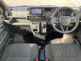 中央の画面に地図が表示され、運転席から確認しやすい位置に配置されています。周辺には空調などの操作部がまとまり、必要な情報を見つけやすい構成です。通勤やお出かけの際にも便利に活用できます。