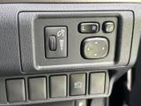 明るさ調整やミラー操作に関するスイッチがまとまり、運転席から確認しやすい配置です。必要な設定を手元で行いやすく、日々の運転前に使う操作をまとめて扱えます。