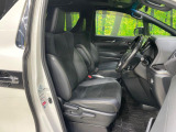 運転席まわりには十分なスペースがあり、大柄な方でもゆったり運転していただける環境です。