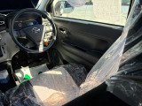 運転席はこちらです。プライベートな車内なのでリラックスできる空間を。