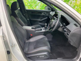 運転席まわりは視界が開け、前方や計器類を確認しやすいレイアウトです。身体を支えるシートと落ち着いた色合いの室内で、日々の移動も心地よくお過ごしいただけます。