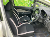 前席は座面と背もたれに配色のアクセントが入り、落ち着いた雰囲気です。運転席まわりの視界も広く、助手席の方にもゆったりと過ごしていただけます。