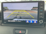 【リアカメラ】リバースに入れるだけで後方の映像が映ります。安全確認や、狭い駐車場での車庫入れ、雨の日や夜間など視界の悪い時に便利です。安全にバックする為には欠かせない装備です。