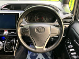 【純正革巻きステアリング】上質な革を使用することで、手にしっかり馴染みとても運転しやすいハンドルです♪