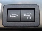 パワーバックドアを装備しています。バックドアを運転席からも開閉できます、便利ですよ。