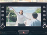 停車中にテレビ映像を楽しめる画面を備えています。画面が大きく映像を確認しやすいため、休憩のひとときにも活用できます。車内で過ごす時間に、映像を楽しみたい方にうれしい装備です。