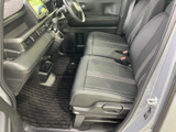 前席は座面と背もたれにゆとりがあり、運転席まわりを見渡しやすい配置です。ドア側から乗り込みやすく、足元もすっきりしているため日常使いに便利です。