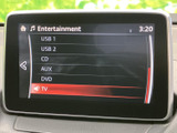 USBやCD、AUX、DVD、テレビなど、選べるエンターテインメントの項目を画面で確認できます。利用したい音源を選びやすく、日常の移動時間を好みに合わせて過ごせる装備です。