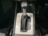 「e:HEV」搭載車です。日常シーンのほとんどをモーターで走行し、高速クルージングなどモーターよりもエンジンの方が効率が良い領域はエンジンで走行、あらゆる領域で優れた燃費走行を実現します。