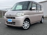 丸みを帯びたフロントまわりと四角いランプが親しみやすい印象です。背の高い車体に広い窓が組み合わさり、日常の街並みにも自然になじむ佇まいです。